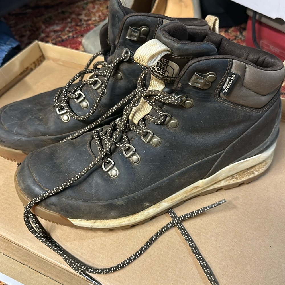 Northface women’s boots size 9 1/2. Excellent condition.